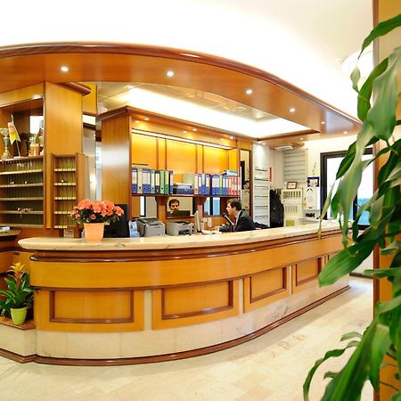 Hotel Adler Alassio Bagian luar foto