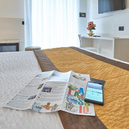 Hotel Adler Alassio Bagian luar foto