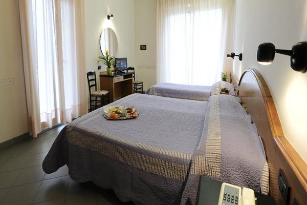 Hotel Adler Alassio Bagian luar foto