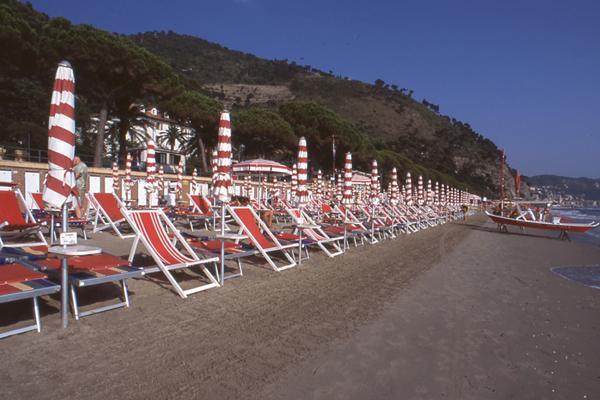 Hotel Adler Alassio Bagian luar foto