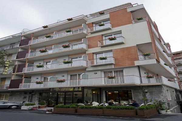 Hotel Adler Alassio Bagian luar foto
