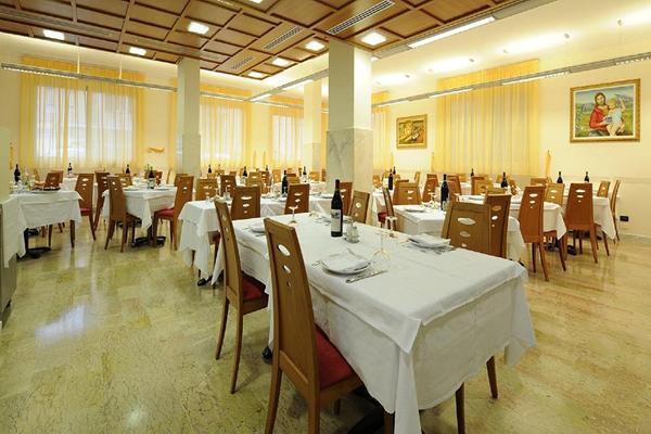 Hotel Adler Alassio Bagian luar foto