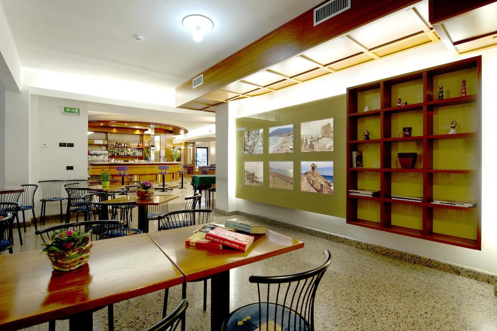 Hotel Adler Alassio Bagian luar foto