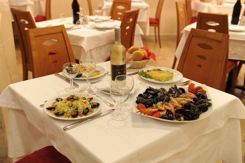 Hotel Adler Alassio Bagian luar foto