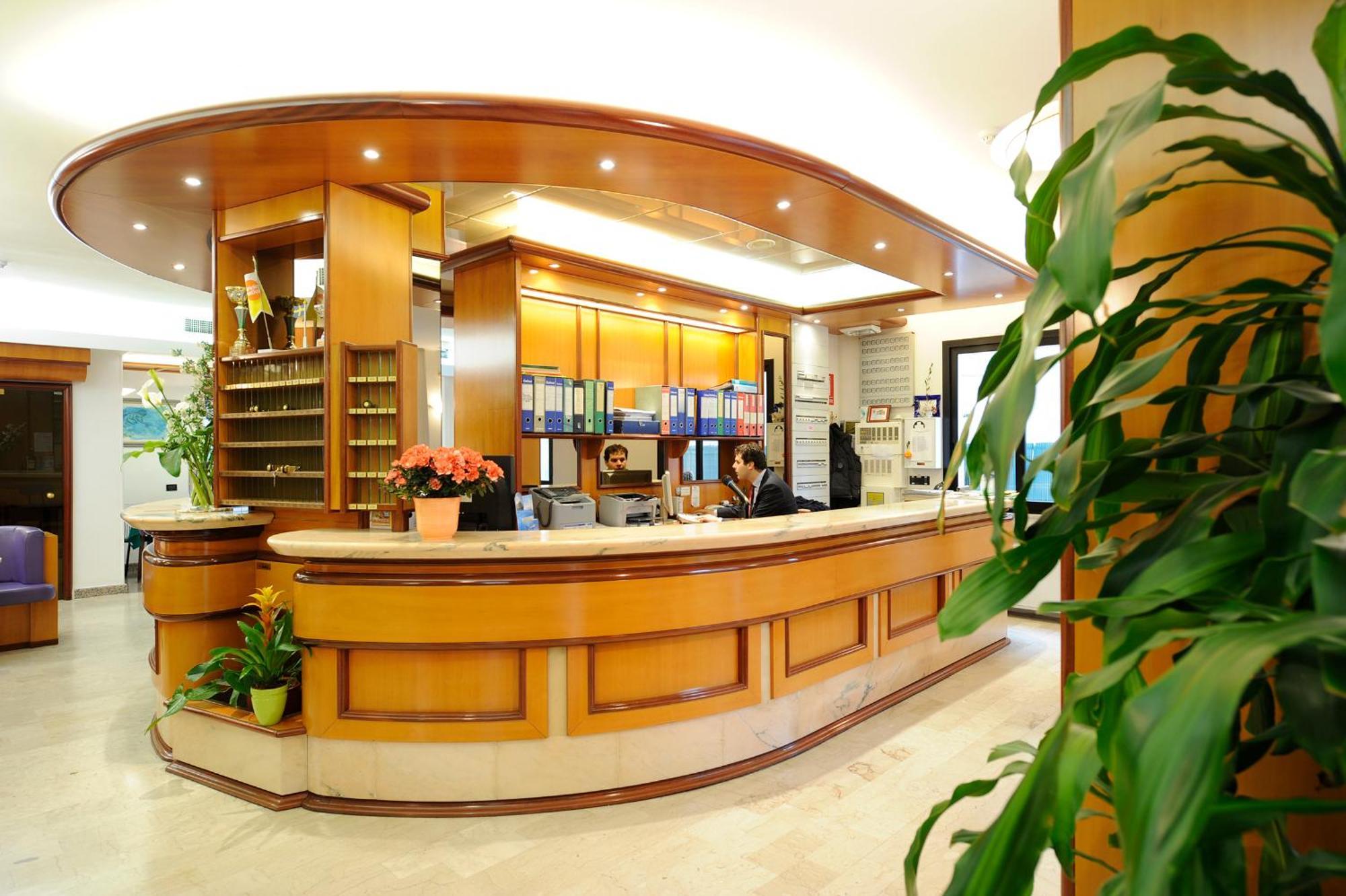 Hotel Adler Alassio Bagian luar foto