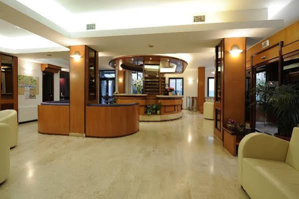 Hotel Adler Alassio Bagian luar foto