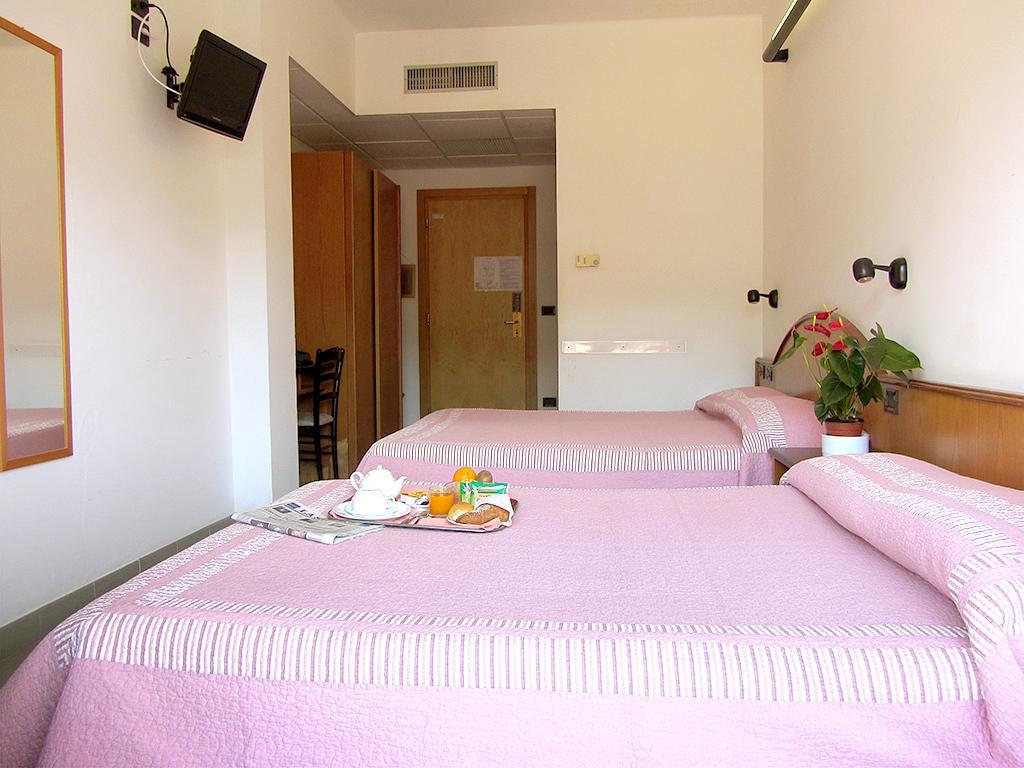 Hotel Adler Alassio Ruang foto