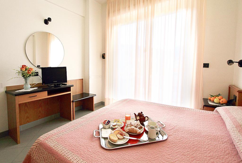 Hotel Adler Alassio Bagian luar foto