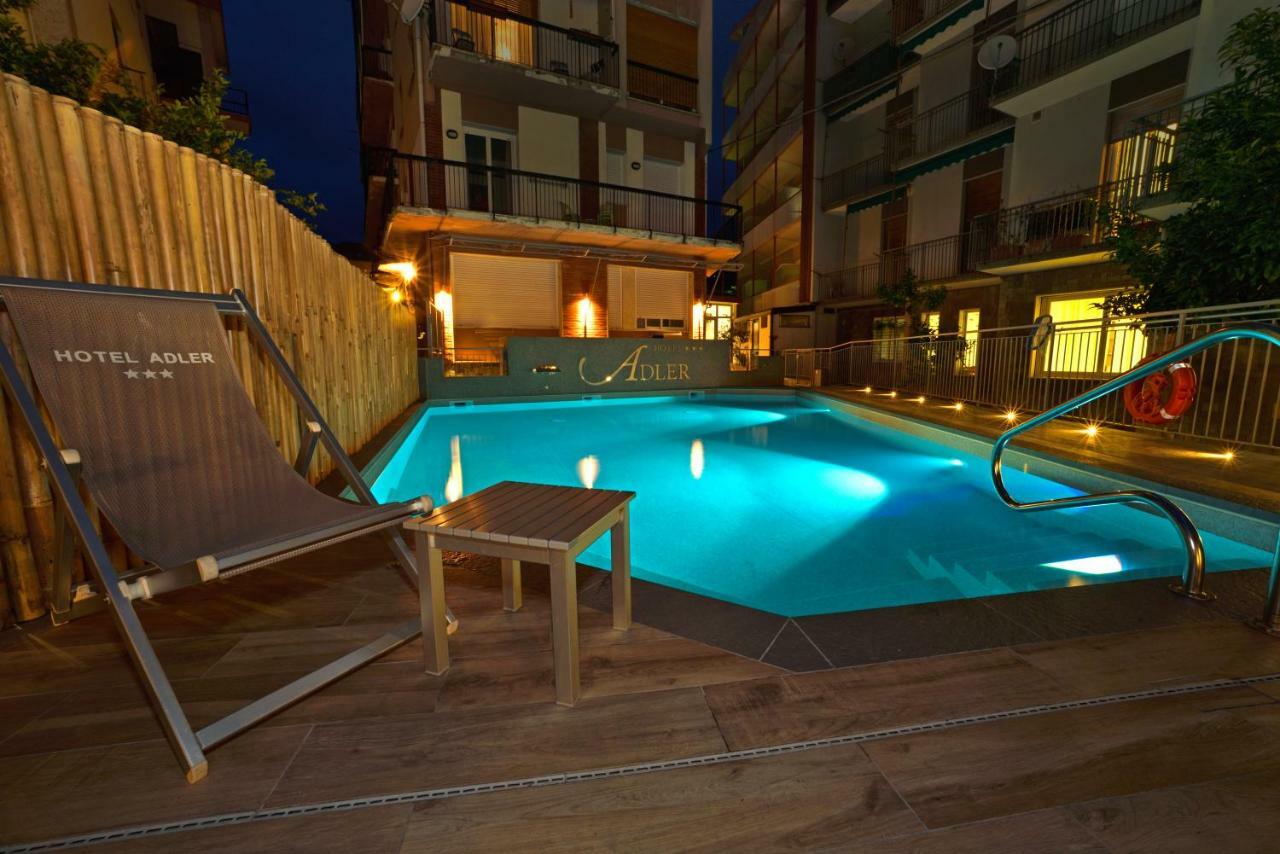 Hotel Adler Alassio Bagian luar foto