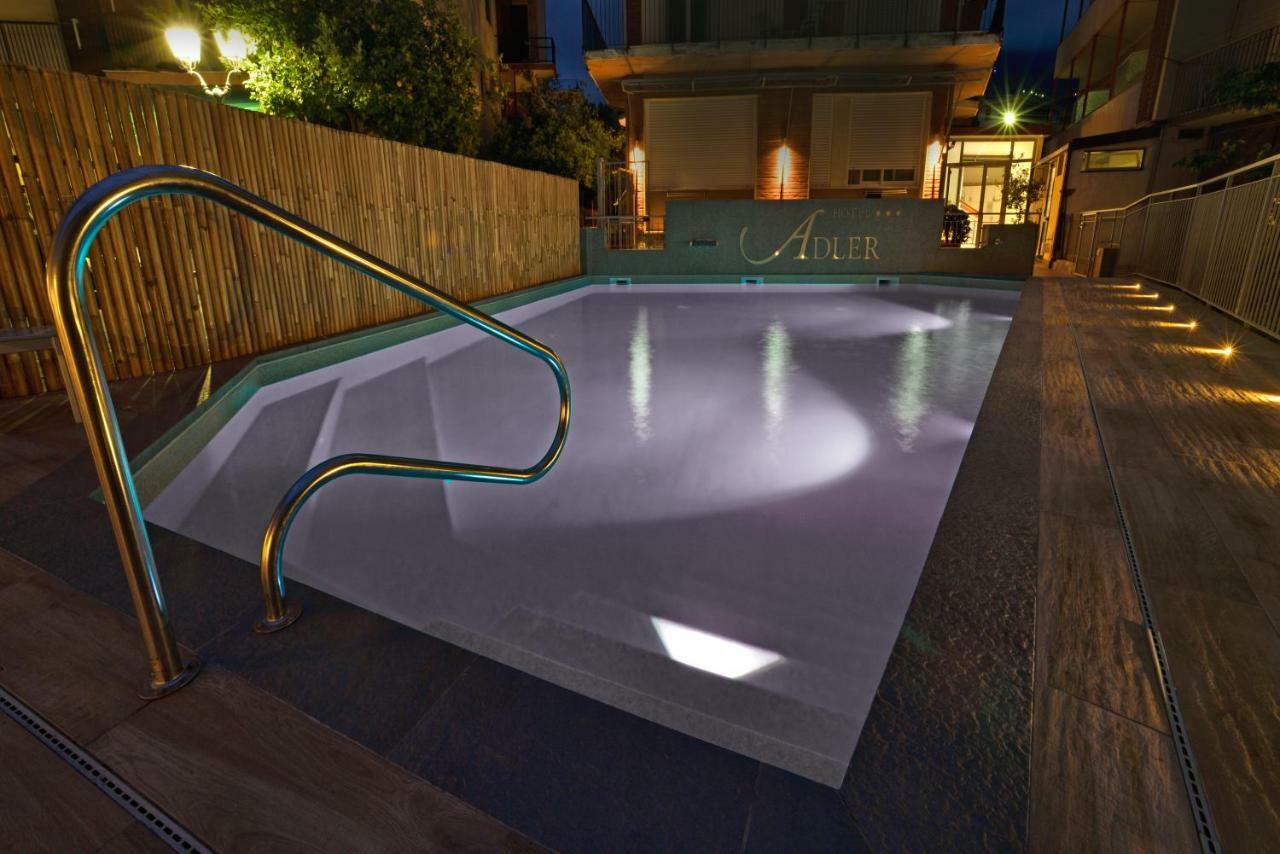 Hotel Adler Alassio Bagian luar foto