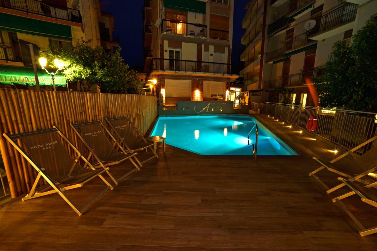 Hotel Adler Alassio Bagian luar foto