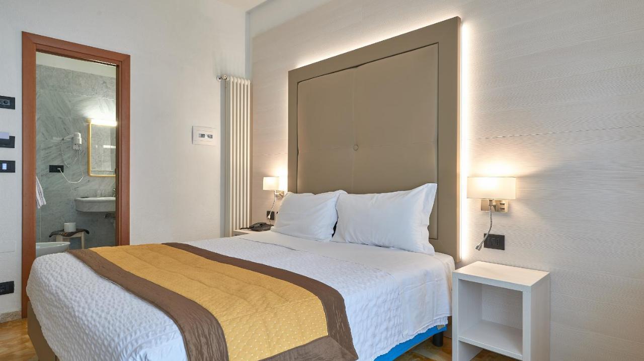 Hotel Adler Alassio Bagian luar foto