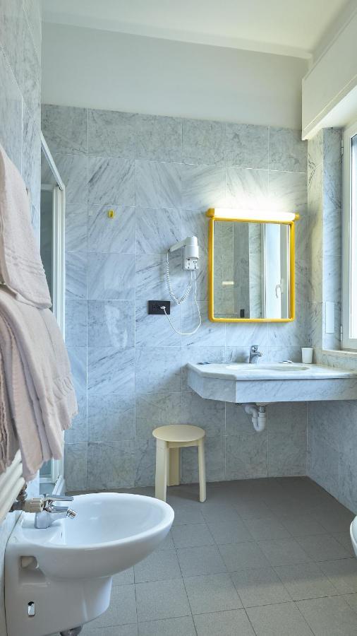 Hotel Adler Alassio Bagian luar foto