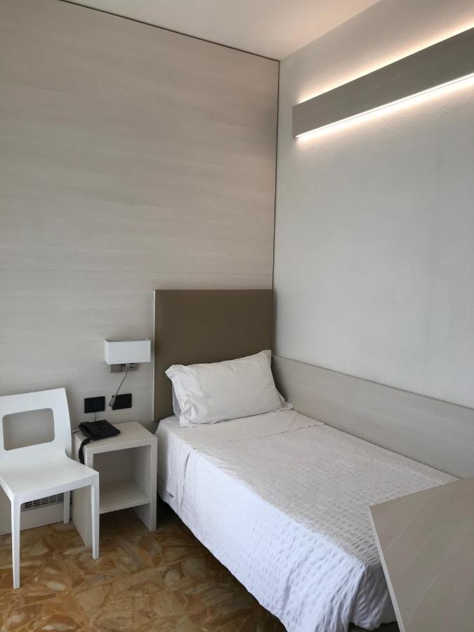 Hotel Adler Alassio Bagian luar foto