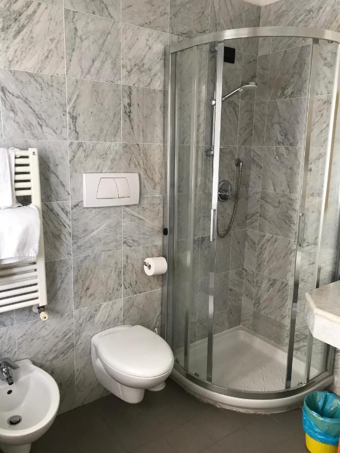 Hotel Adler Alassio Bagian luar foto